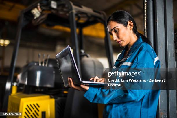 indische stahlfabrikarbeiterin mit laptop - factory engineer woman stock-fotos und bilder