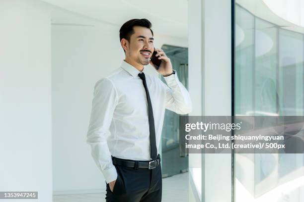 business men use mobile phones - shirt and tie 個照片及圖片檔