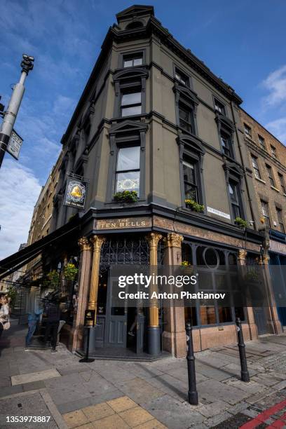 the ten bells pub in spitalfields, london is associated with the serial killer jack the ripper. - phatianov imagens e fotografias de stock