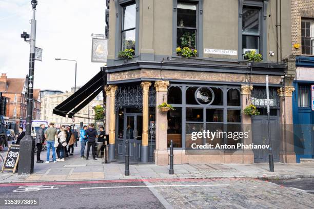 the ten bells pub in spitalfields, london is associated with the serial killer jack the ripper. - phatianov imagens e fotografias de stock