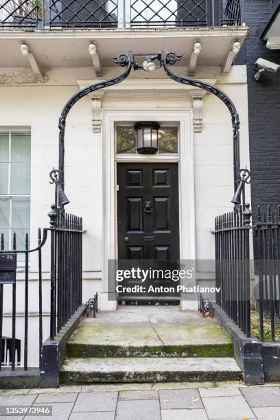 50 berkeley square in mayfair, london, uk is a reportedly haunted townhouse. - phatianov imagens e fotografias de stock