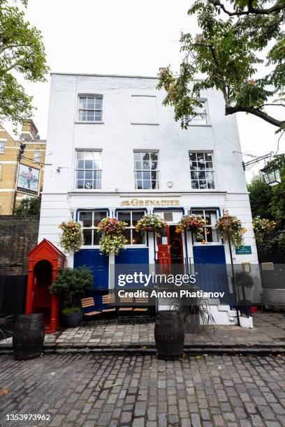 the grenadier is pub in belgravia, knightsbridge, london attended by celebrities. - phatianov imagens e fotografias de stock