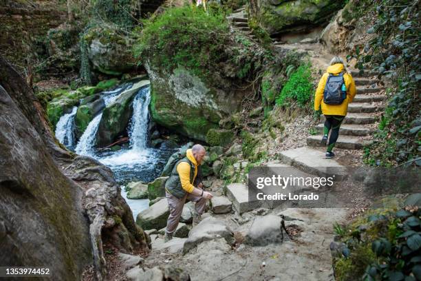 zwei wanderer, die die natur auf staycation genießen - luxemburg stock-fotos und bilder