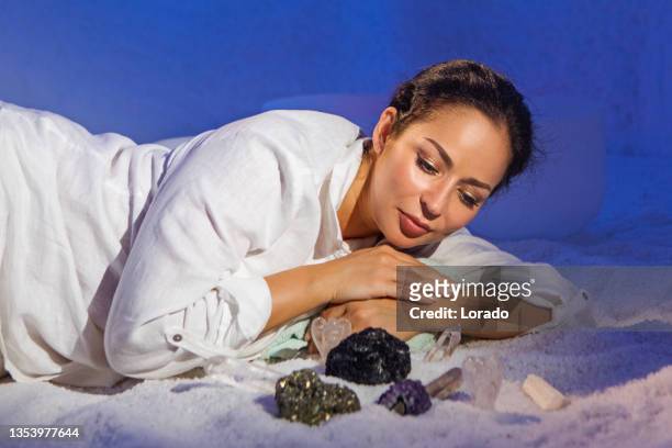 salt crystal cave ritual for a woman in a health spa - crystal caves stockfoto's en -beelden