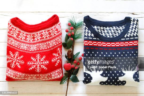christmas sweater and details on wooden background - christmas jumpers stockfoto's en -beelden