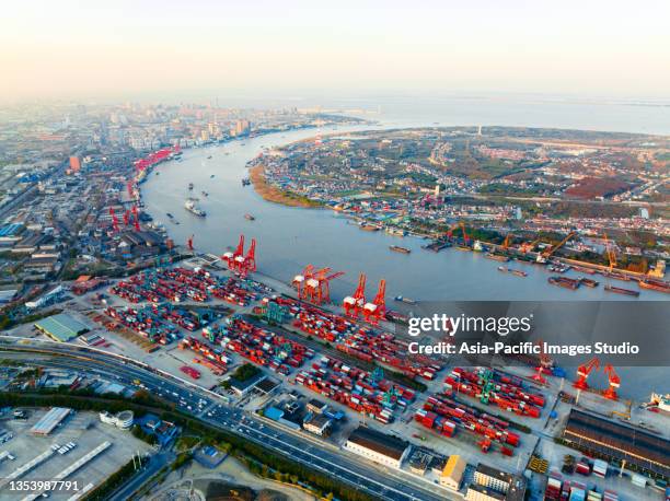 vue de dessus du port en eau profonde avec cargo et conteneurs à shanghai. - port de commerce photos et images de collection