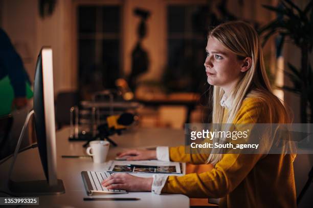 female journalist working in office - press night imagens e fotografias de stock