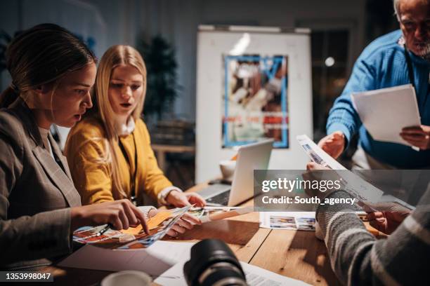 journalists on late meeting - fotoreporter stockfoto's en -beelden