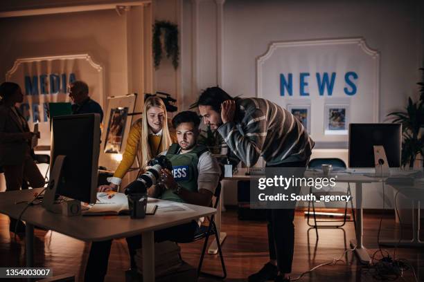 redacción de noticias - sala de prensa fotografías e imágenes de stock