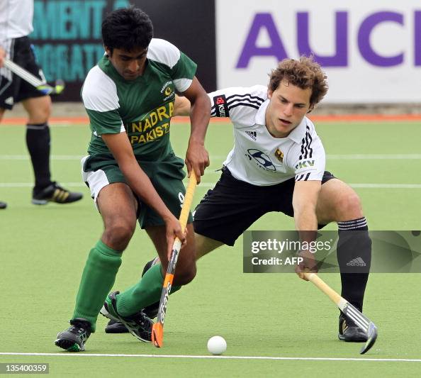 Pakistan Rasolo Shafqat Rasool of Pakistan competes for the abll with Oskar Deecke of ...