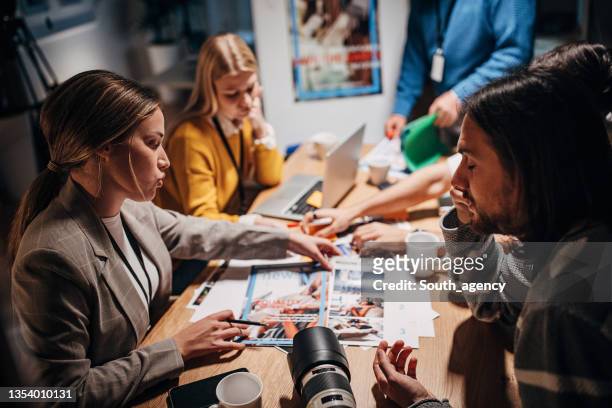 work night in news editorial office - press conference stock pictures, royalty-free photos & images