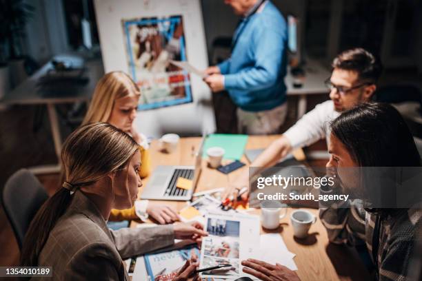 work night in news editorial office - newspaper reporter stock pictures, royalty-free photos & images