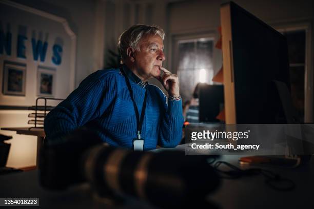 periodista masculino que trabaja en el cargo - sala de prensa fotografías e imágenes de stock