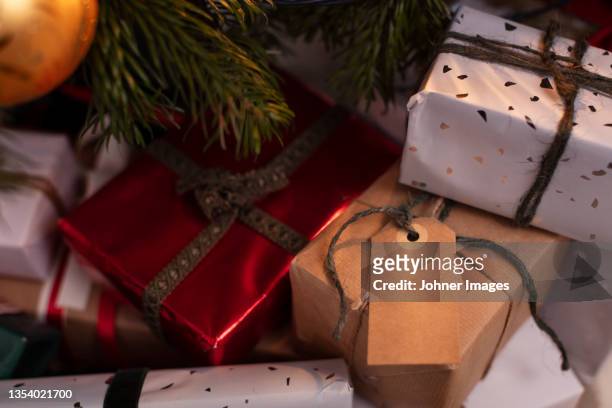 christmas present with gift tag - johner christmas foto e immagini stock