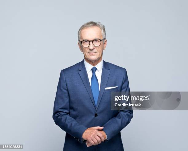 portrait of confident senior businessman - blauw pak stockfoto's en -beelden