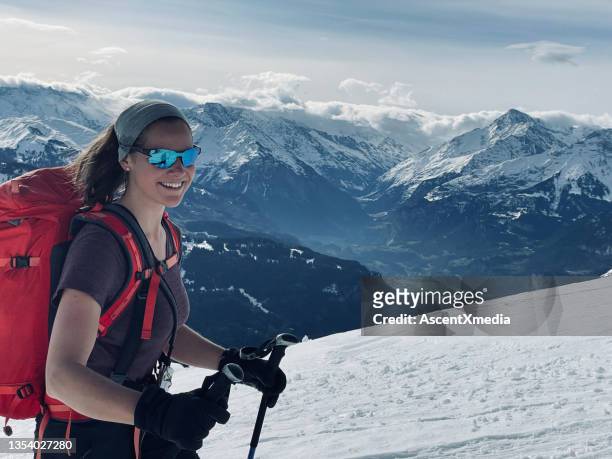 mujer esquiadora de fondo sube a pista de nieve - telemark fotografías e imágenes de stock