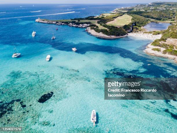 southern corsica island, turquoise sea bay with boats and coastline, near piana island. france - corsica - fotografias e filmes do acervo