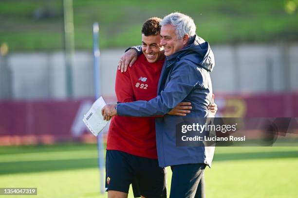 Roma coach Josè Mourinho and player Stephan El Shaarawy during a training session at Centro Sportivo Fulvio Bernardini on November 18, 2021 in Rome,...