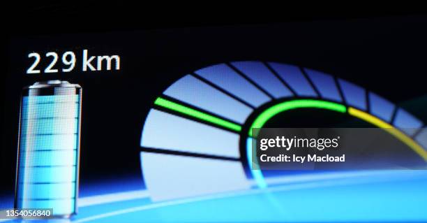 electric car range - fahrzeug mit hybrid antrieb stock-fotos und bilder