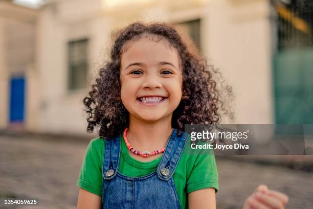 small girl smiling on the street. - povo brasileiro imagens e fotografias de stock