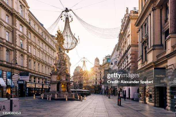 graben shopping street in vienna at sunrise, austria - vienne photos et images de collection