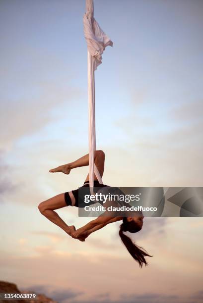 aerial gymnastic in the "aerial hammock" - acrobate photos et images de collection
