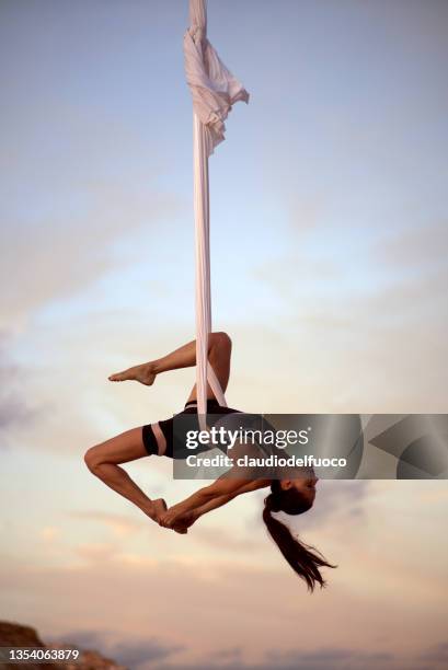 aerial gymnastic in the "aerial hammock" - acrobatics gymnastics stockfoto's en -beelden