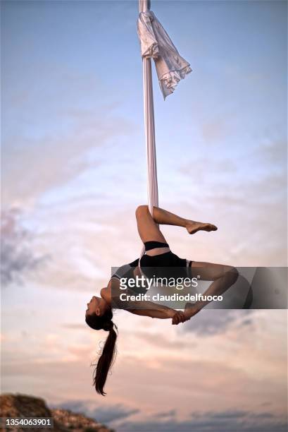 aerial gymnastic in the "aerial hammock" - luftakrobat stock-fotos und bilder