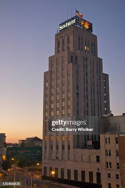 art deco tower at dusk. - 德罕市 個照片及圖片檔