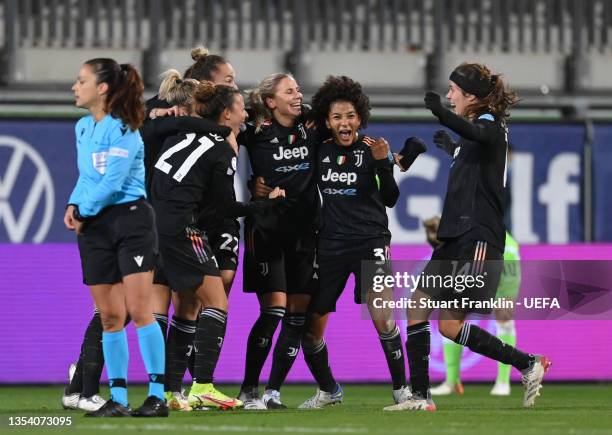 The players of Juventus celebrate together after the UEFA Women's Champions League group A match between VfL Wolfsburg and Juventus at AOK-Stadion on...