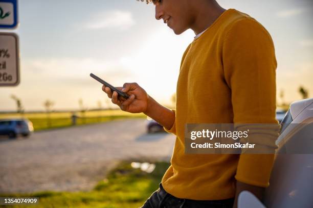 silueta del hombre usando el teléfono móvil al aire libre - red car wire fotografías e imágenes de stock