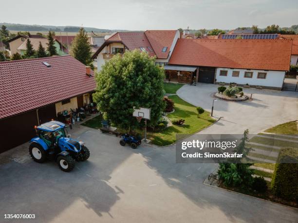 wohnhäuser mit hof in vororten - landwirtschaftsgeräte ansicht von oben stock-fotos und bilder