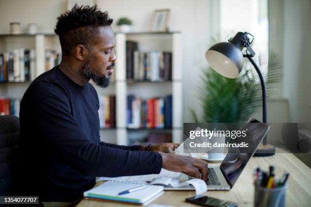 homme calculant le budget et les finances - formulaire des impôts photos et images de collection