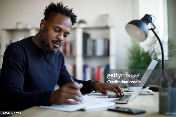 man working at home - beleggen stockfoto's en -beelden