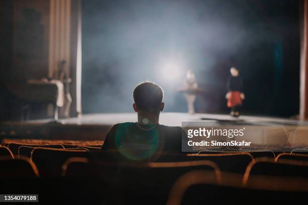 one spectator watching the rehearsal of ballet dancer on stage - uitvoerende kunst voorstelling stockfoto's en -beelden