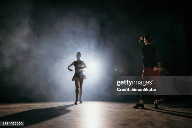 ballet teacher teaching ballet dancers on stage - audition stockfoto's en -beelden