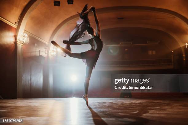 rückansicht der jungen ballerina, die en pointe auf der bühne probt - casting call stock-fotos und bilder