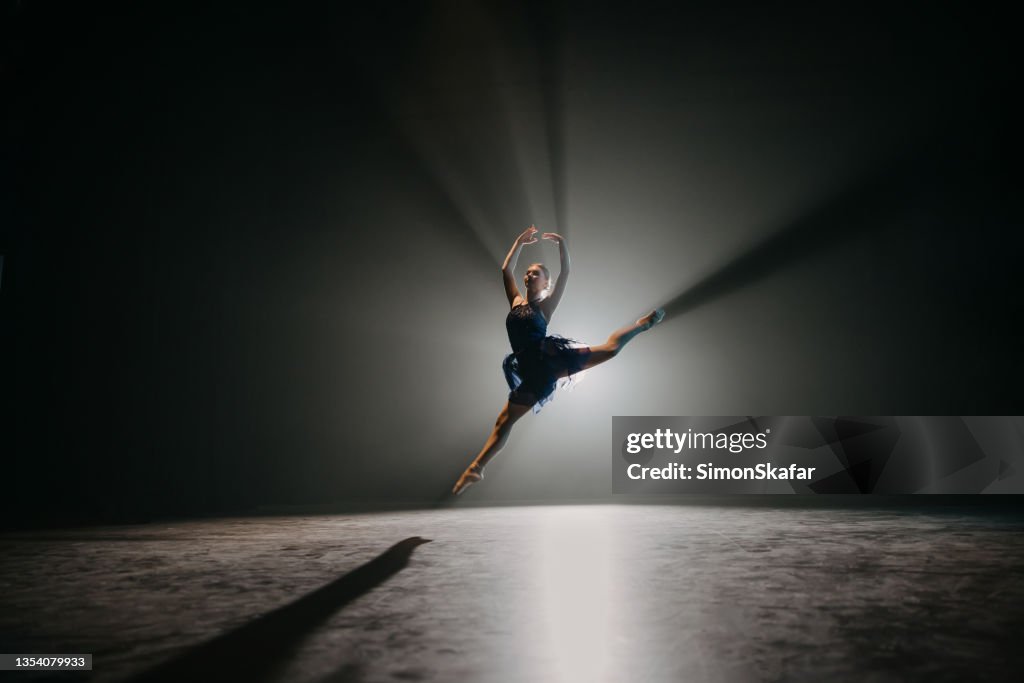 Ballerina probt auf der Bühne