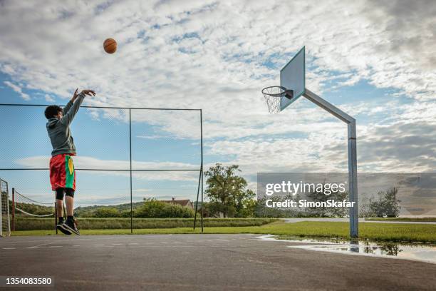 basketballspieler übt freiwürfe - ball werfen stock-fotos und bilder