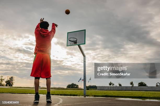 basketball player practicing free throws - shooting baskets 個照片及圖片檔