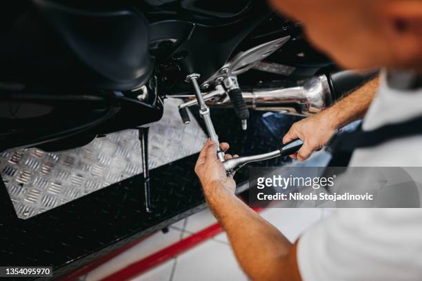meccanico motociclistico da vicino - repair shop foto e immagini stock