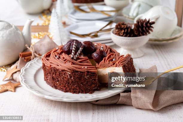 chestnut cheesecake with chesnut cream - cheesecake white stockfoto's en -beelden