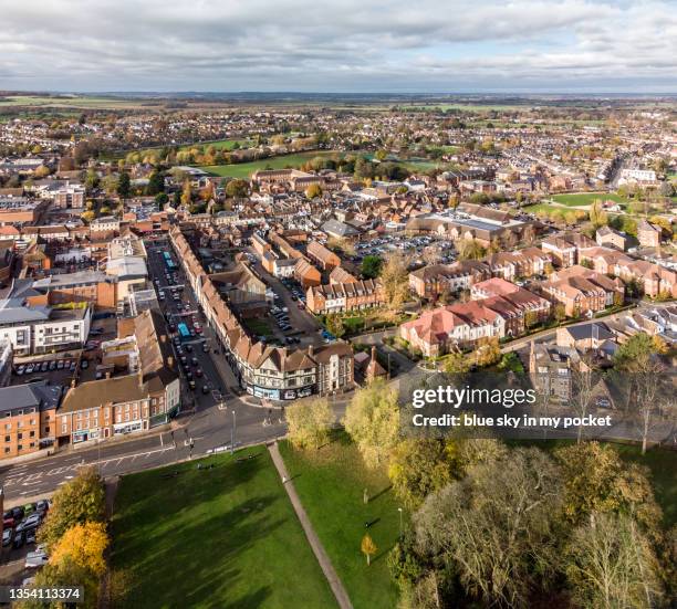 the town of hitchin, hertfordshire in autumn from a high angle view - hitchin photos et images de collection