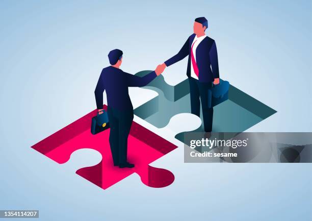 geschäftspartner-kooperationskonzept, zwei geschäftsleute stehen im puzzle und geben sich die hand - partnership stock-grafiken, -clipart, -cartoons und -symbole