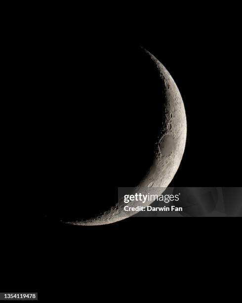 november crescent moon - crescent fotografías e imágenes de stock