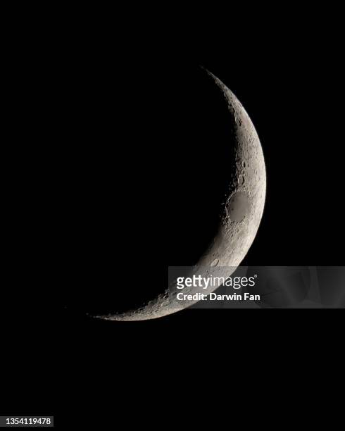 november crescent moon - forma de lua imagens e fotografias de stock