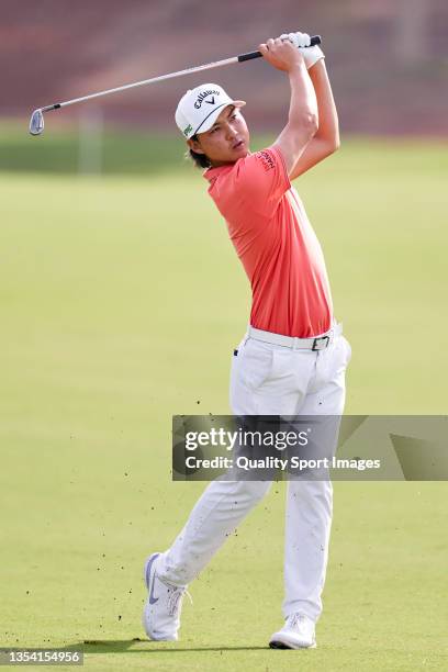 Min Woo Lee of Australia plays a shot during Day Two of The DP World Tour Championship at Jumeirah Golf Estates on November 19, 2021 in Dubai, United...