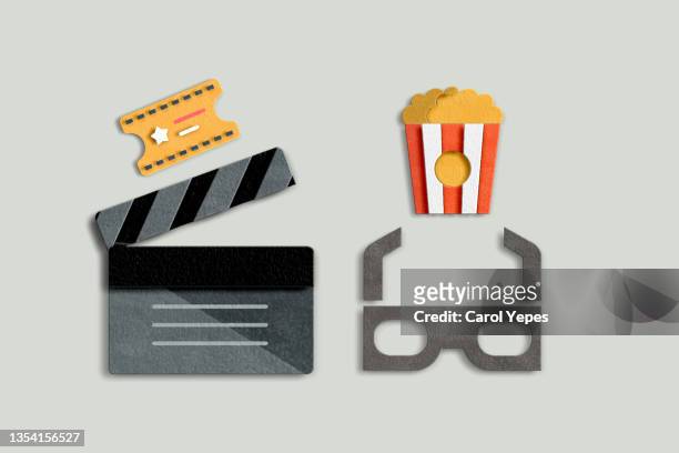 popcorn boxes , 3d glasses, clapper board, on bright background.paperwork - filmpremière stockfoto's en -beelden