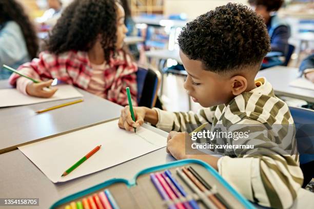dibujo enfocado en escolares con lápices de colores - 7 fotografías e imágenes de stock
