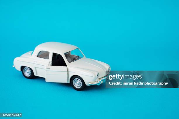 toy car - coche de juguete fotografías e imágenes de stock
